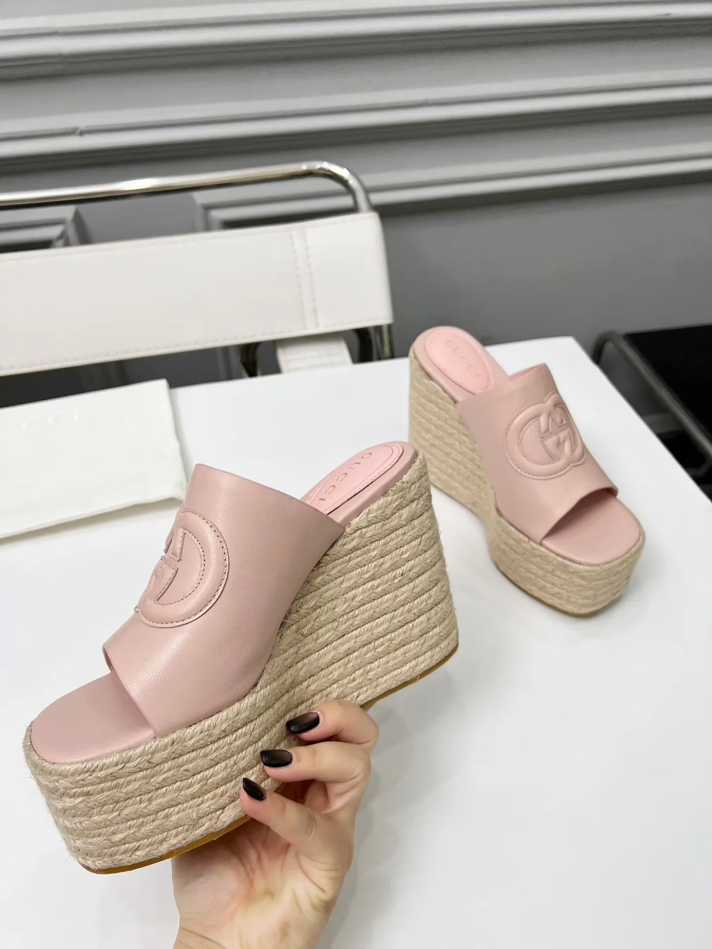 👟👟Ex-factory price 460👟👟 Gucci’s new slippers, fashionable, high-end and full of personality✅ Very stable, comfortable and durable for daily use, convenient and unique for daily matching, a must-have classic for summer, the upper is made of GUCCI brand stitching Fabric: cowhide Lining/feet: sheepskin Platform height: 11cm Color: black, white, brown, burgundy, pink Code number: 35-42 (41 and 42 need to be customized) Packaging: Comes with cloth bag and card.